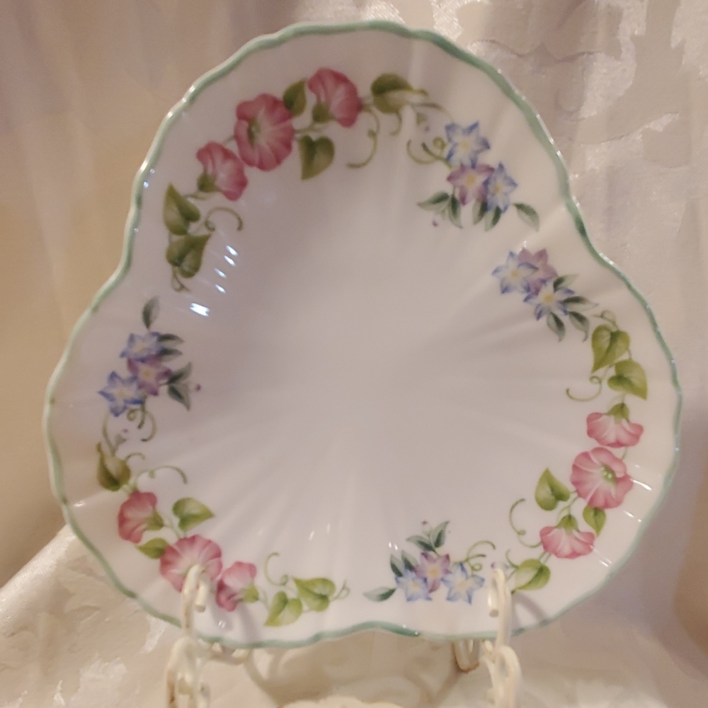 Adorable Royal Worcester DISH, EUC